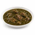 Molokhiya — plat servi sur fond blanc